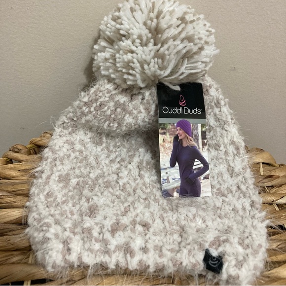 Cuddl Duds Accessories - 🆕 Cuddl Duds Cream and Tan Textured Beanie! 💥